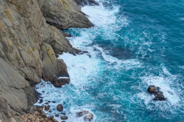 Mavi su. Kayalık sahil. Su yüzey dokusu. Dalgalar kayaların üzerinde yendi. Cliff. Karadeniz. Yün çıkabilir. Yalta. Kırım'dinlenme. Sahil boyunca yürüyerek. Turizm.
