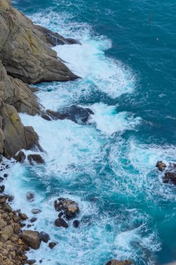 Mavi su. Kayalık sahil. Su yüzey dokusu. Dalgalar kayaların üzerinde yendi. Cliff. Karadeniz. Yün çıkabilir. Yalta. Kırım'dinlenme. Sahil boyunca yürüyerek. Turizm.