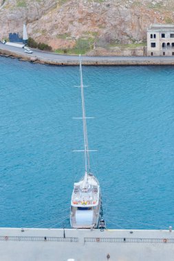 Yelkenli tekne beyazdır. Mavi su. Su yüzey dokusu. Karadeniz. Yün çıkabilir. Yalta. Kırım'dinlenme. Sahil boyunca yürüyerek. Turizm.