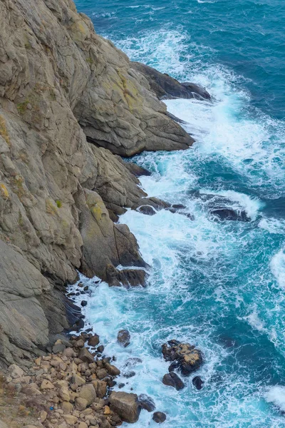 Blaues Wasser Felsige Küste Die Textur Der Wasseroberfläche Wellen Schlagen — Stockfoto