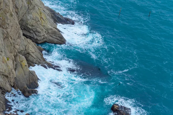Blaues Wasser Felsige Küste Die Textur Der Wasseroberfläche Wellen Schlagen — Stockfoto