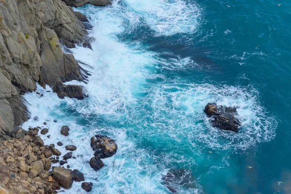 蓝色的水 岩石海岸 水面的纹理 海浪拍打在岩石上 巴拉克拉瓦的堤防 雅尔塔 在克里米亚休息 沿着海滩散步 — 图库照片