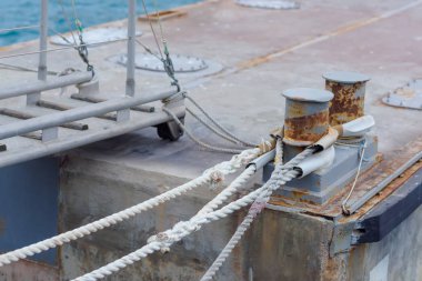 Yün çıkabilir. Demir iskele. İpler. Yat ve tekne için park yeri. Bağlama cihazlar. Dalgalar deniz üzerinde. Su yüzeyi. Yalta. Kırım'dinlenme. Sahil boyunca yürüyerek. Turizm.