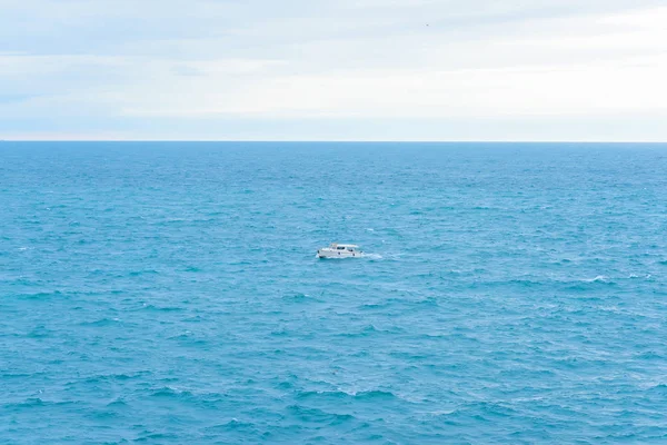 Dijk Van Balaclava Lichte Kleur Boot Blauwe Water Rotsachtige Kust — Stockfoto