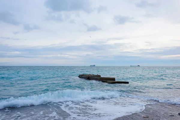 Wellen Auf Dem Meer Bewölkten Himmel Flut Schwarzes Meer Felsstrand — Stockfoto