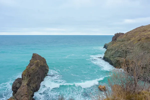 Costa Rochosa Junto Mar Mar Negro Grandes Pedregulhos Pedras Ondas — Fotografia de Stock