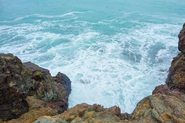 Costa Rochosa Junto Mar Mar Negro Grandes Pedregulhos Pedras Ondas — Fotografia de Stock