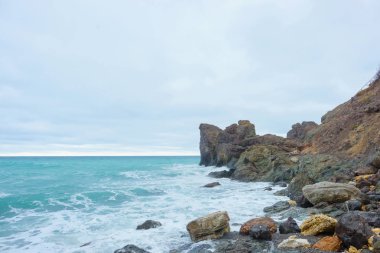 Kayalık sahil deniz kenarında. Karadeniz. Büyük kayalar ve kayalar. Dalgalar gürültüyle çarpmak buzlu. Bir sprey su. Kayalık plaj. Kırım'dinlenme. Sevastopol. Yolculuk. Turizm.