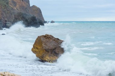 Kayalık sahil deniz kenarında. Karadeniz. Büyük kayalar ve kayalar. Dalgalar gürültüyle çarpmak buzlu. Bir sprey su. Kayalık plaj. Kırım'dinlenme. Sevastopol. Yolculuk. Turizm.