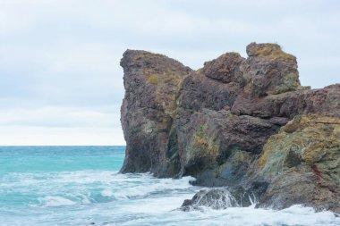 Kayalık sahil deniz kenarında. Karadeniz. Büyük kayalar ve kayalar. Dalgalar gürültüyle çarpmak buzlu. Bir sprey su. Kayalık plaj. Kırım'dinlenme. Sevastopol. Yolculuk. Turizm.