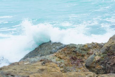 Kayalık sahil deniz kenarında. Karadeniz. Büyük kayalar ve kayalar. Dalgalar gürültüyle çarpmak buzlu. Bir sprey su. Kayalık plaj. Kırım'dinlenme. Sevastopol. Yolculuk. Turizm.