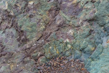 Taş dokusu. Renkli moss taş. Kayalık sahil deniz kenarında. Karadeniz. Büyük kayalar ve kayalar. Kırım'dinlenme. Sevastopol. Yolculuk. Turizm.