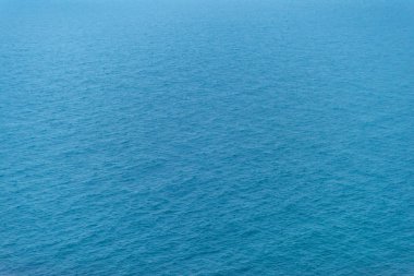 Karadeniz. Kırım'dinlenme. Yüzeyi ve su doku. Denizdeki dalgaların. Sevastopol. Mavi sudur. Gün batımı. Yolculuk. Turizm.