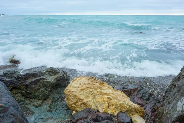 Orilla Rocosa Junto Mar Mar Negro Grandes Rocas Cantos Rodados —  Fotos de Stock