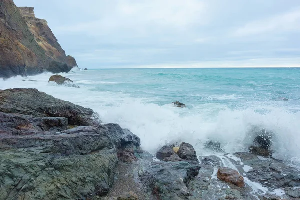 Costa Rochosa Junto Mar Mar Negro Grandes Pedregulhos Pedras Ondas — Fotografia de Stock