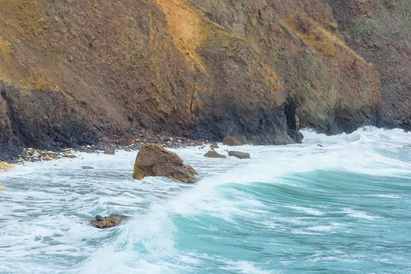 海边的岩石海岸 大石头和巨石 海浪冲击着岩石 洛基海滩在克里米亚休息 塞瓦斯托波尔 — 图库照片