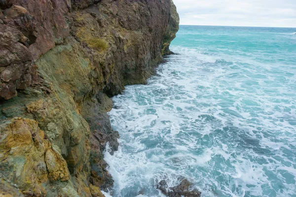 海边的岩石海岸 大石头和巨石 海浪冲击着岩石 在克里米亚休息 塞瓦斯托波尔 沿着岸边走 — 图库照片