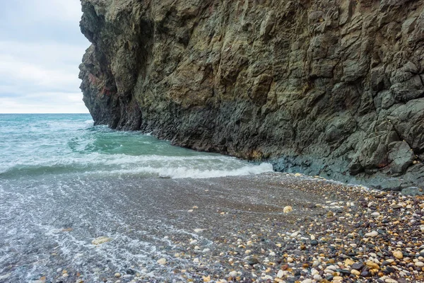 海边的岩石海岸 大石头和巨石 海浪冲击着岩石 在克里米亚休息 塞瓦斯托波尔 沿着岸边走 — 图库照片