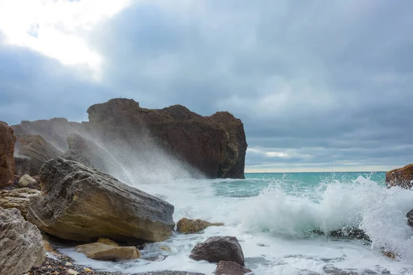 Kayalık Sahil Deniz Kenarında Karadeniz Büyük Kayalar Kayalar Dalgalar Gürültüyle — Stok fotoğraf