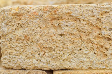 Coquina. Belgili tanımlık doğurmak çeşitliliği. Malzeme doğal kökenli. Çevre dostu yapı malzemesi. Gözenekli yapısı. Kabuk kaya blokları. Kırım'dinlenme. Sevastopol. Chersonese.