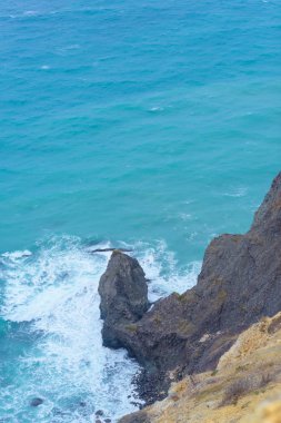 Cape Fiolent. Kayalık sahil. Dalgalar kayaların üzerinde yendi. Karadeniz. Yüzeyi ve su doku. Kırım'dinlenme. Sevastopol. Kırım Dağları. Mavi gökyüzü. Cobblestones ve taşlar.