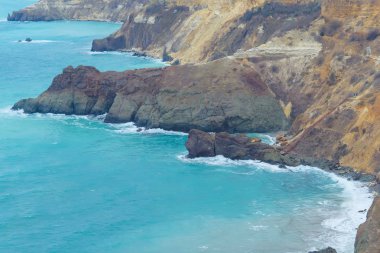 Cape Fiolent. Kayalık sahil. Dalgalar kayaların üzerinde yendi. Karadeniz. Yüzeyi ve su doku. Kırım'dinlenme. Sevastopol. Kırım Dağları. Mavi gökyüzü.