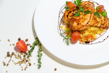 Izgara tavuk göğsü ile garnitür. Et yemek. Dereotu ve maydanoz. Hububat üzerinden yulaf lapası. Kiraz domates. Yemekleri sunan. Gıda fotoğrafçılık. Akşam yemeği.