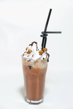 Bir cam ölçek milkshake. Süt-karamel kokteyl ile bir kaşık dondurma. Krema ve çikolata ile kokteyl. Gıda fotoğraf. Alkolsüz içecek.