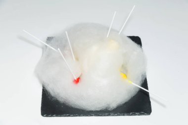 Güzel tatlı hizmet. Beyaz pamuk şeker. Gelen şeker tatlı. Bir kara tahta üzerinde yatıyor pamuk şeker. Karamelli şeker sopa üzerinde. Pamuk şeker doku.