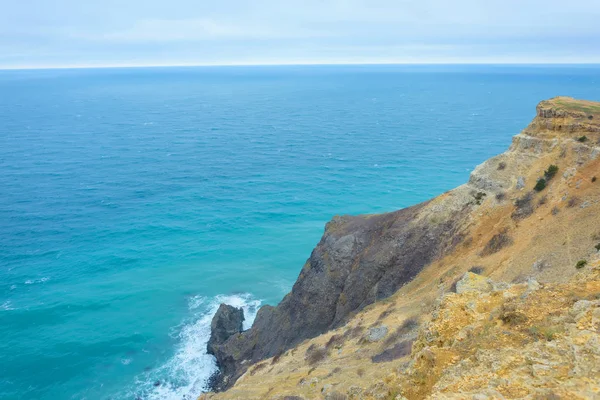 Cabo Fiolent Orilla Rocosa Las Olas Golpean Las Rocas Mar — Foto de Stock