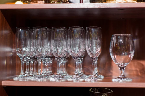 Glas Champagne Glazen Toog Gerechten Bar Glazen Van Glas Houten — Stockfoto