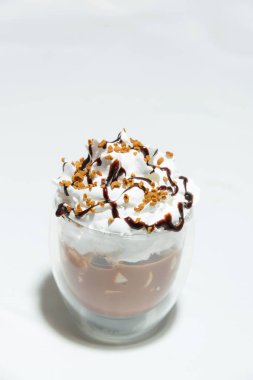 Çikolata şurubu ile serpilir krem şanti. Tatlı. Çikolata ve kahve parfait. Gıda fotoğrafçılık. Kahve kremalı. Kahve Dessert.Praline. Sufle.