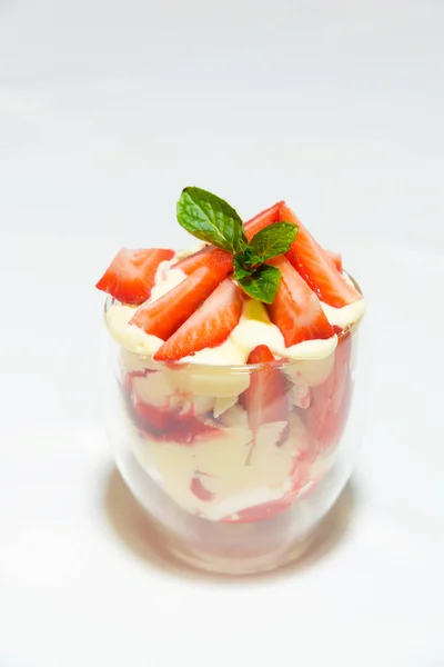 草莓与奶油和水果 美丽的甜点服务 新鲜的绿色薄荷叶 冷餐加冰淇淋 食品摄影 带浆果的牛奶甜点 — 图库照片