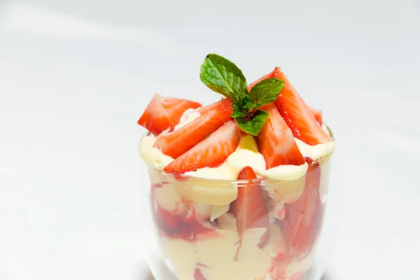 草莓与奶油和水果 美丽的甜点服务 新鲜的绿色薄荷叶 冷餐加冰淇淋 食品摄影 带浆果的牛奶甜点 — 图库照片