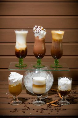 Kahve ürün yelpazesine sahip. Kahve dondurma bir kepçe ile. Kahve kremalı. Mocha. Espresso bir kepçe dondurma ile. Tarçın ve kahve çekirdekleri. Cam bardak kahve farklı türleri.