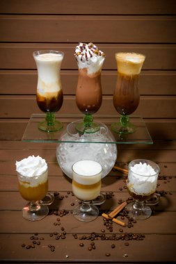 Kahve ürün yelpazesine sahip. Kahve dondurma bir kepçe ile. Kahve kremalı. Mocha. Espresso bir kepçe dondurma ile. Tarçın ve kahve çekirdekleri. Cam bardak kahve farklı türleri.