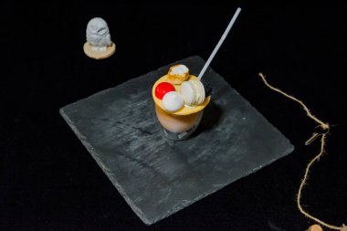 Kahve parfait. Güzel tatlı hizmet. Şekerlemeler. Soğuk tatlı krema ve vanilya. Beyaz macaroons. Kırmızı jöle. Kızarmış hatmi. Yuvarlak şekilli kurabiye.