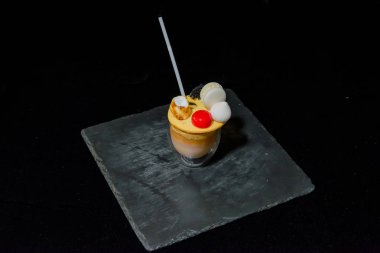 Kahve parfait. Güzel tatlı hizmet. Şekerlemeler. Soğuk tatlı krema ve vanilya. Beyaz macaroons. Kırmızı jöle. Kızarmış hatmi. Yuvarlak şekilli kurabiye.