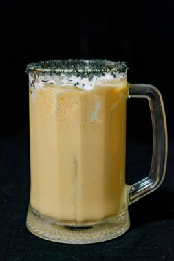 Alkolsüz kremsi bira. Süt içilir. Çocuk tatlı kokteyl. Çikolata parçaları. Siyah bir arka plan üzerinde duran dondurma ile kremsi bira. Vanilya şurubu ile kokteyl.