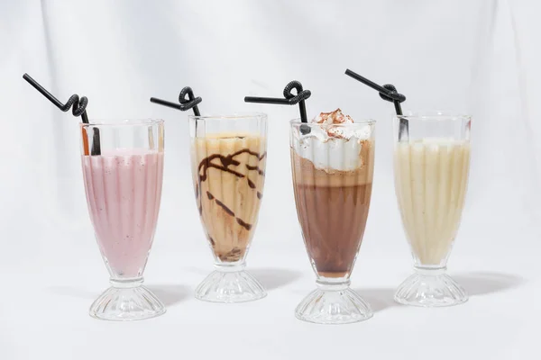 Milchshakes Glasbechern Milch Karamell Cocktail Mit Einer Kugel Eis Erdbeer — Stockfoto