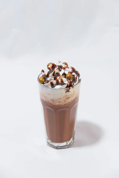 Milch Schokoladen Cocktail Mit Schlagsahne Milchdessert Softdrink Foodfotografie Schokoladencocktail Cocktaildekoration — Stockfoto