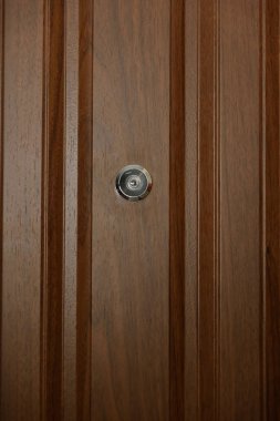 Kapı ahşap kılıflı. Ahşap oyma. İç kilit tasarımı. Anahtar deliği. Metal kapı kolu. Anti-hırsız zırhlı kapı. Metal kapı. Kapı tasarımı. Kapı dürbünü.