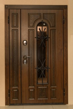 Kapı ahşap kılıflı. Ahşap oyma. İç kilit tasarımı. Anahtar deliği. Metal kapı kolu. Anti-hırsız zırhlı kapı. Metal kapı. Kapı tasarımı. Kapı dürbünü.