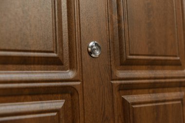 Ahşap kapı. İç kilit tasarımı. Anahtar deliği. Metal kapı kolu. Anti-hırsız zırhlı kapı. Metal iç kapılar. Kapı tasarımı. Kapı dürbünü.