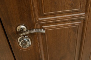 Ahşap kapı. İç kilit tasarımı. Anahtar deliği. Metal kapı kolu. Anti-hırsız zırhlı kapı. Metal iç kapılar. Kapı tasarımı. Kapı dürbünü.