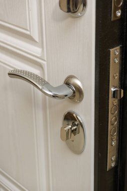 Kapı ahşap kılıflı. Ahşap oyma. İç kilit tasarımı. Anahtar deliği. Metal kapı kolu. Anti-hırsız zırhlı kapı. Metal kapı. Kapı tasarımı. Kapı dürbünü.