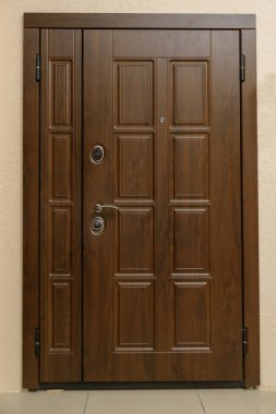 Ahşap kapı. İç kilit tasarımı. Anahtar deliği. Metal kapı kolu. Anti-hırsız zırhlı kapı. Metal iç kapılar. Kapı tasarımı. Kapı dürbünü.