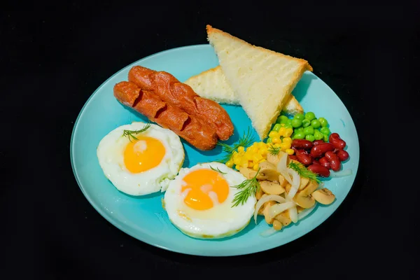 Spiegeleier Mit Würstchen Frühstück Grillwürste Bohnen Mais Und Erbsen Dill — Stockfoto