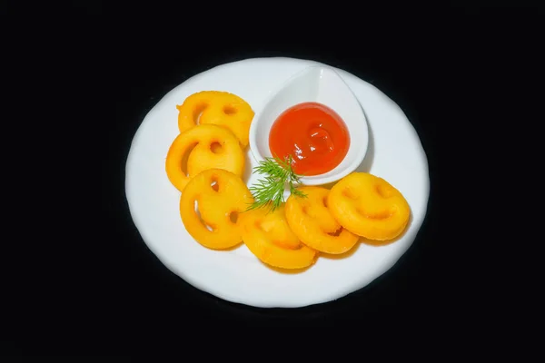 美しい料理 笑顔の形をしたポテトのナゲット ディル パセリ トマトソース ケチャップ フライド ポテト 白い皿にポテトのナゲット — ストック写真