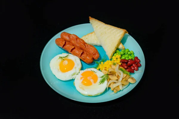 Spiegeleier Mit Würstchen Frühstück Grillwürste Bohnen Mais Und Erbsen Dill — Stockfoto